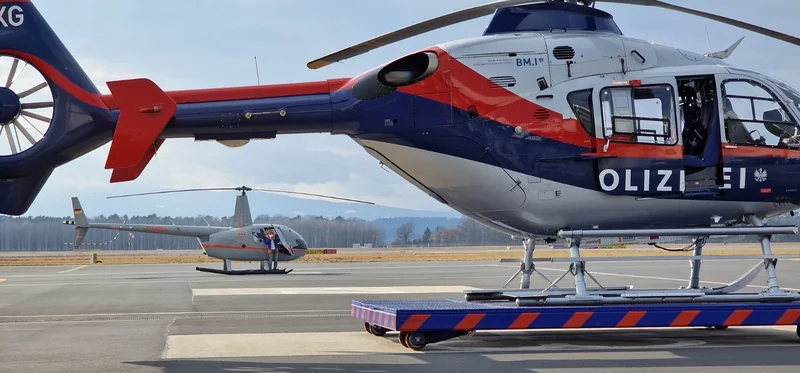 Helikopter auf dem Vorfeld in Graz, D-HUSD im Hintergrund