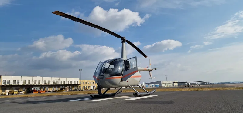 Helikopter D-HUSD auf dem Vorfeld in Graz