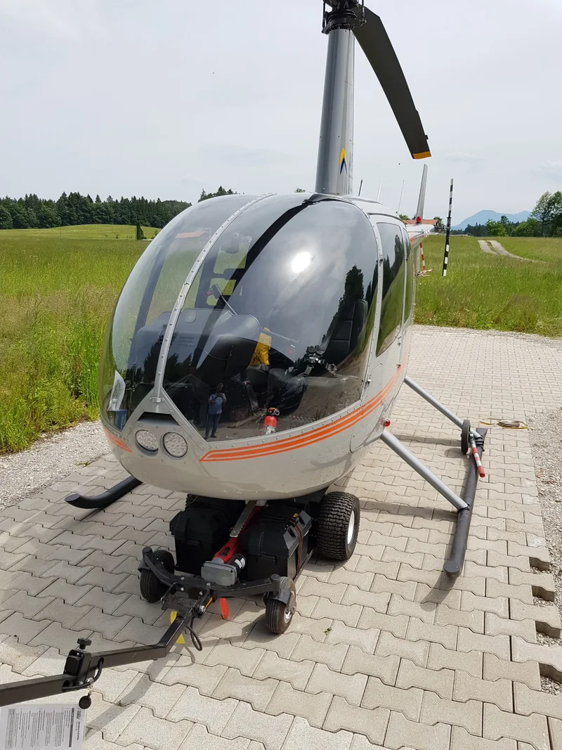 Helikopter in Frontansicht auf einer befestigten Abstellfläche